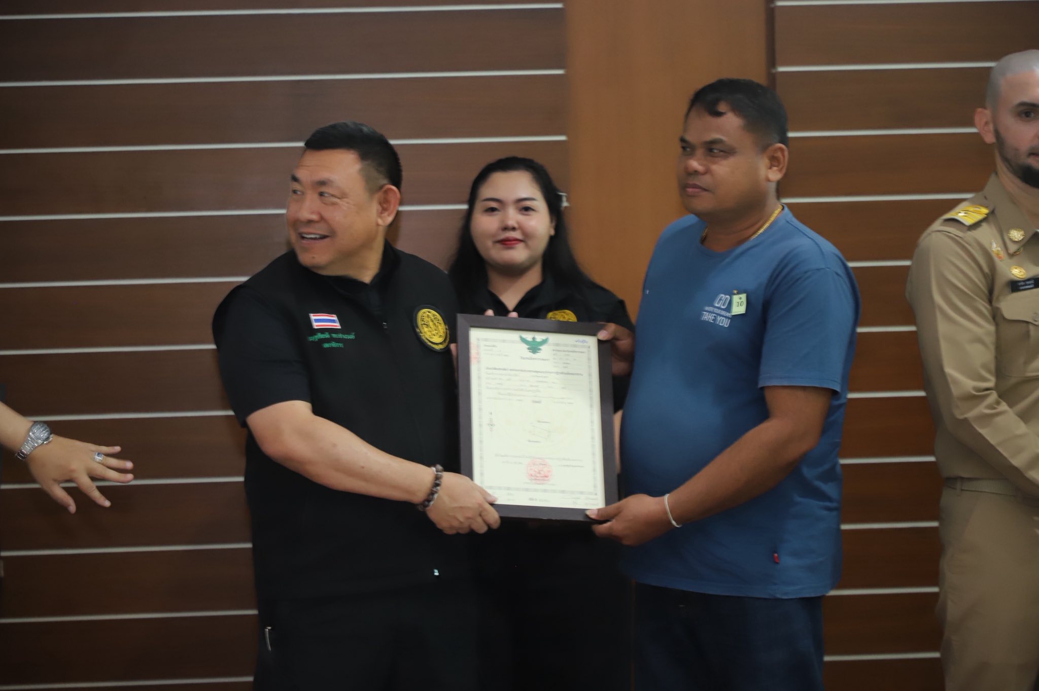 title - รมช.เกษตรฯ มอบโฉนดเพื่อการเกษตร โฉนดต้นไม้ ยกระดับที่ดินทำกินในกระบี่ หนุนเกษตรกรเข้าถึงแหล่งทุน